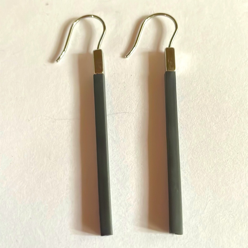 3/$20! NEW! Beautiful, long charcoal earrings with silver tips - Picture 1 of 2